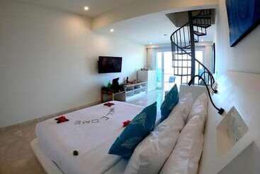 בית מלון כפרי Bukit Pool Suites