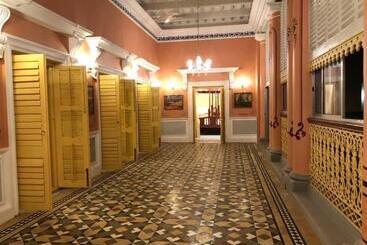 호텔 Cossimbazar Palace Of The Roys