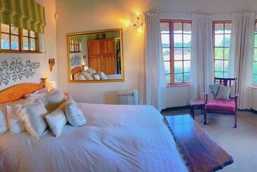 בית מלון כפרי Otters Den Self Catering Cottages