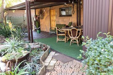 פנסיון Rustic Forest Guest House
