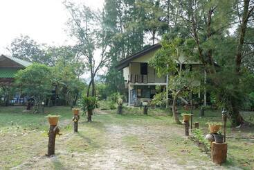 בית מלון כפרי The Camp Resort