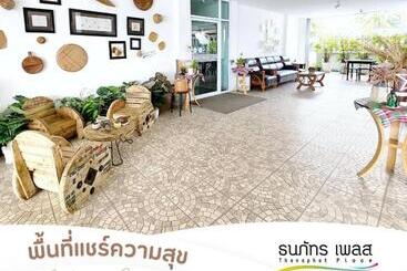 בית מלון כפרי Thanaphat Place