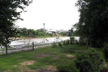 호텔 Baan Rimnam Resort