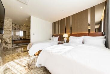 Hotel Guri Galmae Indi Present