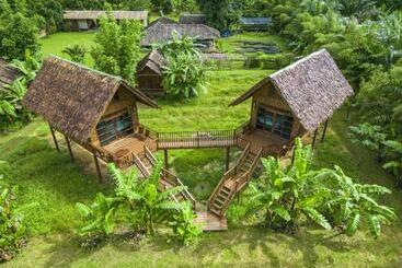 בית מלון כפרי Our Jungle Camp   Eco Resort