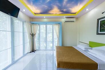 Hotel Poomvarin Resort