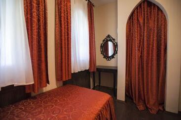 קוטג'' Shishki Na Lampushke   Vostochnaya Medina