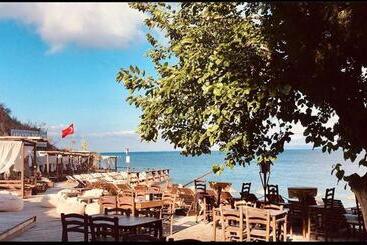 בית מלון כפרי Ayanya Beach & Bistro Bungalows