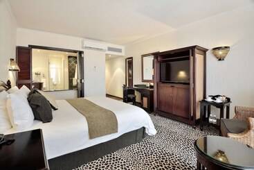 Отель Bakubung Self Catering Chalets