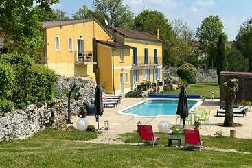 مبيت وإفطار Chenevières D En Haut