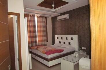 בית מלון כפרי Gst Grand Plaza