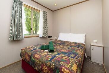 منتجع Rainbow Pines Tourist Caravan Park