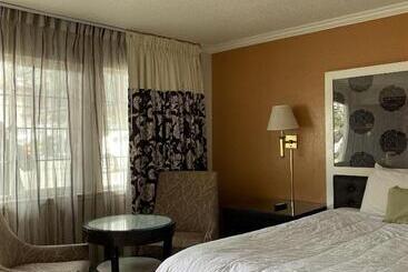 בית מלון כפרי Budget Inn At The Heavenly Gondola