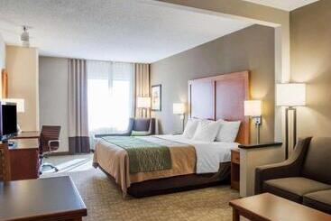 فندق Comfort Inn & Suites West Chester   North Cincinnati