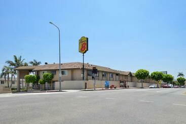 هتل Super 8 By Wyndham Los Angeles/alhambra