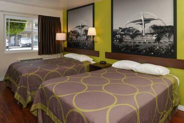 هتل Super 8 By Wyndham Los Angeles/alhambra