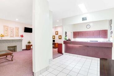 モーテル Knights Inn & Suites Dublin
