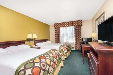 فندق على الطريق Super 8 By Wyndham Mccall