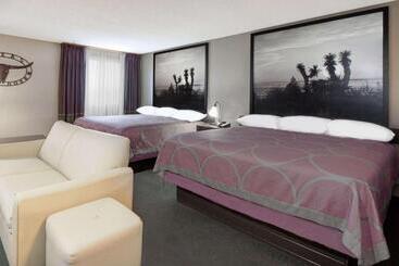 فندق على الطريق Super 8 By Wyndham Victoria/north/mall Area