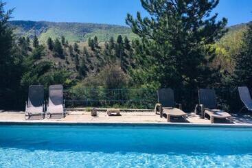 住宿加早餐  Le Moulin De La Viorne, Gîte Modulable Avec Piscine En Haute Provence