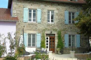 צימר Puy Larousse Farmhouse