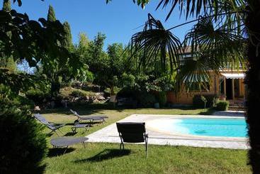 펜션 L'houstalet Des Serniers