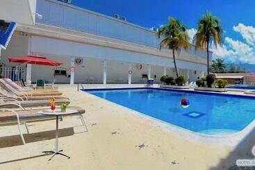 هتل Mall Santana Del Río