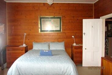 בית מלון כפרי Triabunna Cabin & Caravan Park