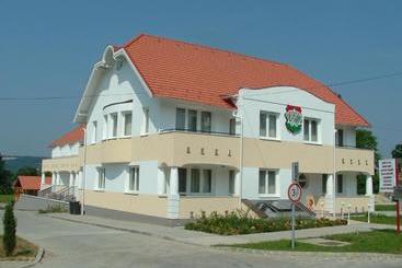 فندق Triász Apart