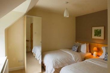 Attractive Cottage In Garden Grounds