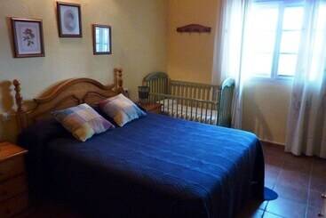 کلبه Detached Rural And Rustic House With A Private Swimming Pool