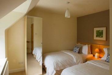 Lovely Cottage In Garden Grounds Near Centre