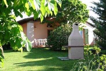 בית מלון כפרי Agriturismo La Quercia