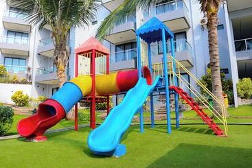 בית מלון כפרי Tanjung Kodok Beach Resort