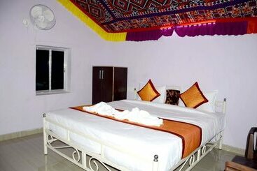 فندق Sam Desert Den