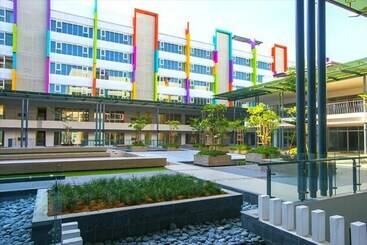 פנסיון Stay Awhile At Aeropod Sovo Studio