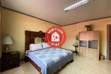 בית מלון כפרי Oyo 708 Abaseria Deli And Cafe B&b