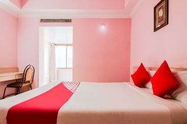 Oyo 737 Hotel Manny S Palace