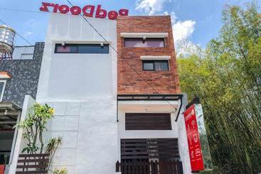 בית מלון כפרי Reddoorz Syariah @ Jalan Saxophone Malang