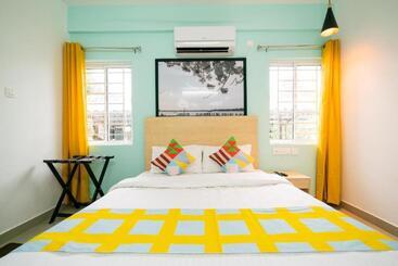 Отель Flamingo Suites