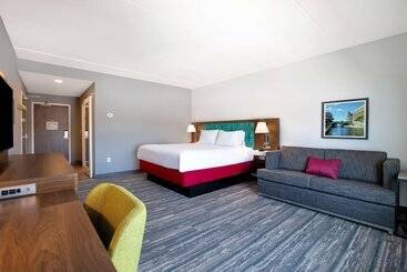 هتل Hampton Inn & Suites Ottawa West