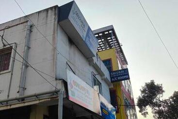 בית מלון כפרי Oyo 60699 Kayalaa Home Stay