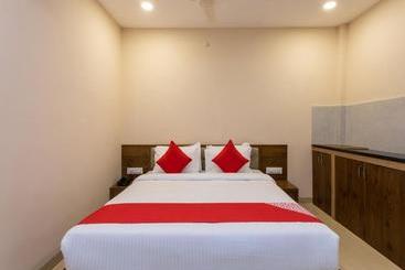 Hotel Oyo 62615  White House