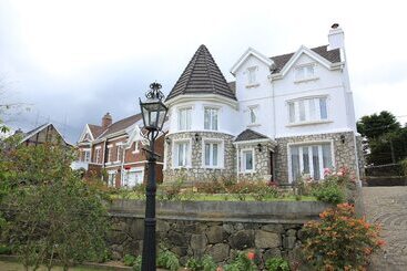 Pedro Barn Hotel At Little England Cottages