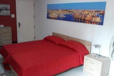 پانسیون Room In Apartment   Very Bright Well Kept Apartment