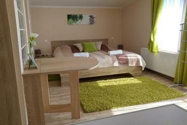 مبيت وإفطار Bundics Vendégházak