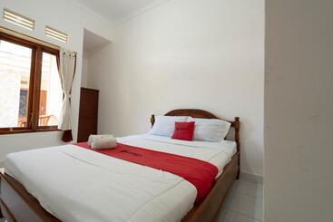 호텔 Reddoorz Near Buleleng Harbour 2