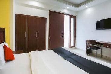 Capital O Hotel Sapphire Near Iskcon Temple Noida