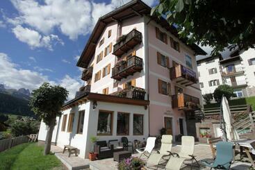 פנסיון Garni Miravalle