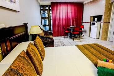 פנסיון Caesars Guesthouse & Conference Centre